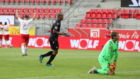 Der Karlsruher SC (r.) verliert im Abstiegskampf den Anschluss an das rettende Ufer