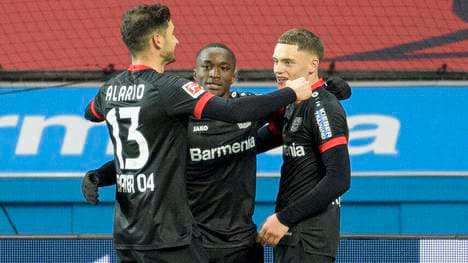 Bayer Leverkusen bezahlte 2017 24 Millionen Euro für Lucas Alario (l.)