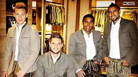 Douglas Costa, Sven Ulreich, Joshua Kimmich und Arturo Vidal vom FC Bayern München in Lederhose
