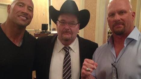Jim Ross (M.) begleitete viele legendäre Momente von The Rock (l.) und Steve Austin