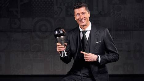 Robert Lewandowski mit der Trophäe für den FIFA-Weltfußballer