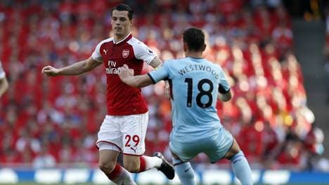 Granit Xhaka (l.) spielt seit 2016 beim FC Arsenal