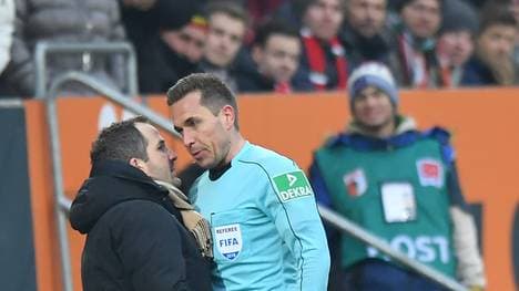 Hitziger Disput zwischen Augsburg-Trainer Manuel Baum und Schiedsrichter Tobias Stieler