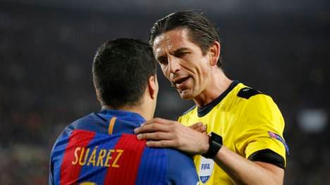Referee Deniz Aytekin (r.) pfiff die Partie Barca gegen PSG