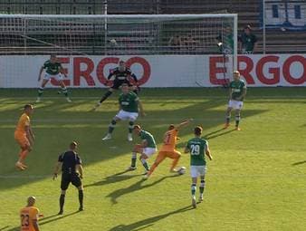 Die TSG 1899 Hoffenheim müht sich nach Rückstand zu einem 4:1-Erfolg beim Drittligisten VfB Lübeck. Zwei Elfmeter-Entscheidungen sorgen für Ärger.