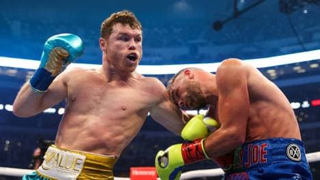 Alvarez (links) schlägt Saunders und ist Dreifach-Champion
