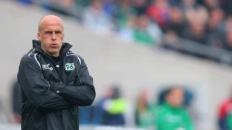 Hannovers Trainer Michael Frontzeck liegt mit seinem Team nur auf Platz 16