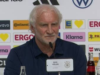 Nur zwei DFB-Stars geben bei der Ankunft der deutschen Nationalmannschaft in Herzogenaurach Autogramme. DFB-Sportdirektor Rudi Völler reagiert daraufhin auf eine "Fangfrage".