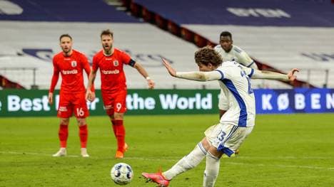 Jonas Wind trifft nach dem Abpfiff per Elfmeter