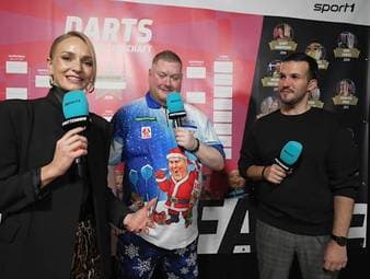 Ricky Evans spricht nach seinem Sieg in der ersten Runde der Darts WM 2026 über Weihnachten und ein Missgeschick, dass ihm auf der Bühne passiert ist.