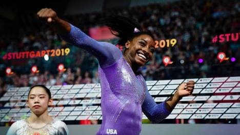 Simone Biles freut sich über ihre nächste WM-Medaille