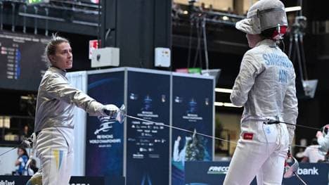 Olga Charlan (l.) verweigerte den Handschlag