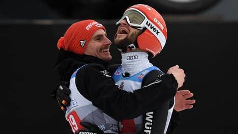 Markus Eisenbichler (r.) steht in der Gesamtwertung der Vierschanzentournee auf dem 2. Platz