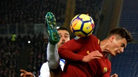 Torjäger Schick (vorne) trifft zweimal für Bayer