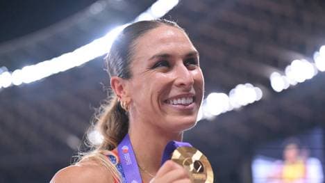 Valarie Allman freut sich über Gold