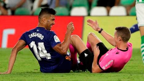 Casemiro und der Schiedsrichter nach der ungewollten Kollision