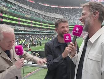 Thomas Müller und Jürgen Klopp analysieren das WM-Eröffnungsspiel - und insbesondere den Jubel des ersten mexikanischen Treffers. Klopp nimmt sich selbst auf die Schippe und bringt Moderator Johannes B. Kerner komplett aus der Fassung.