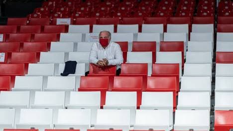 Uli Hoeneß musste das Aus der Bayern weitgehend alleine verfolgen