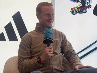 Joshua Kimmich hat die Biathleten bei den Olympischen Winterspielen in Antholz besucht. Das freut auch die norwegische Legende Johannes Thingnes Bö, wie er im exklusiven SPORT1-Interview im Adidas-Haus in Cortina verrät.