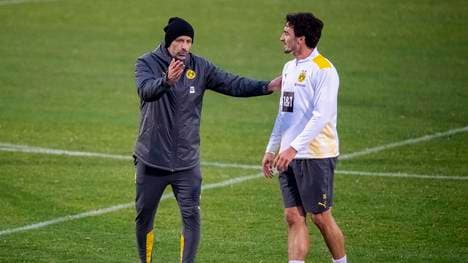 Marco Rose (l.) gibt Mats Hummels Anweisungen