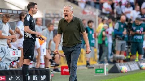 Christian Streich feierte mit Freiburg den Derbysieg in Stuttgart