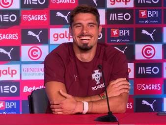 Portugals Rechtsaußen Pedro Neto schwärmt auf einer Pressekonferenz von Superstar Cristiano Ronaldo. Zum schönsten Spieler im Team wird aber Neto gewählt. Und das ist kein Wunder, wie er selbst erklärt.