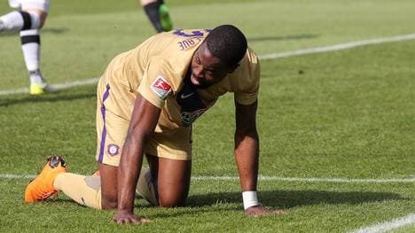 Ridge Munsey von Erzgebirge Aue schaut enttäuscht im Spiel gegen den SV Sandhause