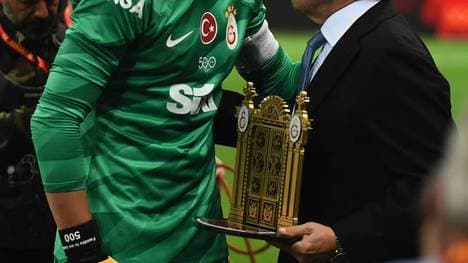 Galatasaray president Dursun Ozbek presented a plaque to Fernando Muslera, who played his 500th match before the Turkish Super League match between Galatasaray and Hatayspor at Rams Park on April 2, 2024 in Istanbul, Turkey. (Photo by SeskimPhoto ) Galatasaray v Hatayspor - Turkish Super League 2023 2024 PUBLICATIONxNOTxINxTUR