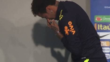 Neymar ergreift die Flucht vom Pressepodium, als er von Emotionen übermannt wird