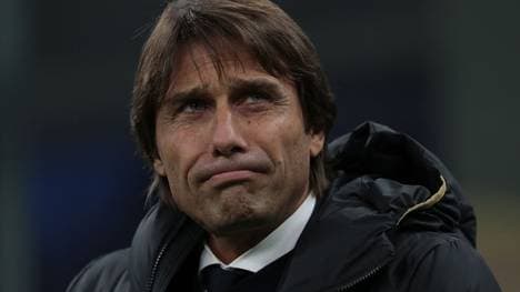 MILAN, ITALY - NOVEMBER 09:  FC Internazionale coach Antonio Conte looks on during the Serie A match between FC Internazionale and Hellas Verona at Stadio Giuseppe Meazza on November 9, 2019 in Milan, Italy.  (Photo by Emilio Andreoli/Getty Images)