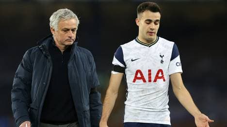 Tottenham Hotspur um Coach Jose Mourinho (l.) verpasste einen Sieg gegen Everton