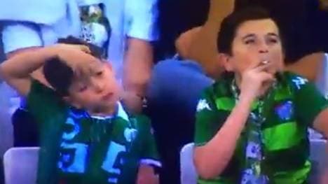 Ein rauchendes Kind bei einem Fußball-Spiel? Dieser Anblick ist nicht, was er zu sein scheint