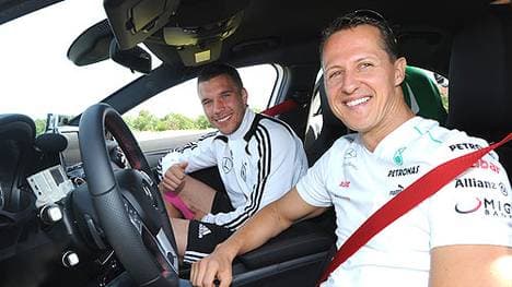 Lukas Podolski und Michael Schumacher