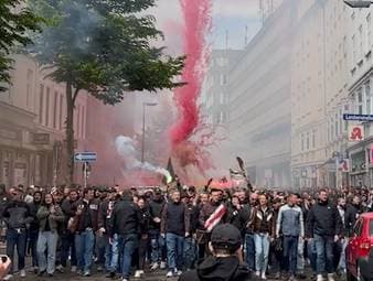 Alles angerichtet für das Abstiegsendspiel auf dem Kiez: Die aktive Fanszene des FC St. Pauli stimmt sich ein auf den finalen Heimkracher gegen Wolfsburg. 