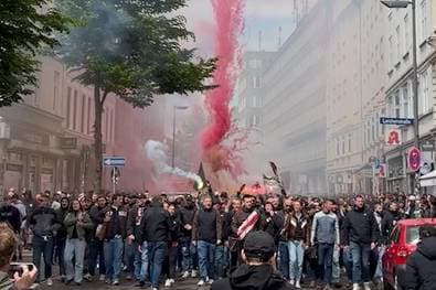 Der Kiez brennt! Gänsehaut-Marsch auf St. Pauli