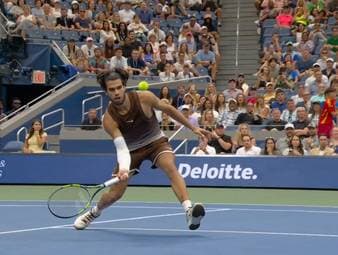 Carlos Alcaraz ist zurück auf der großen Tennisbühne. Der 23-Jährige Spanier zeigte nach über vier Monaten Verletzungspause gewohnt dominant und besiegte Roman Safiullin aus Russland souverän.