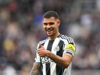 Arsenal hat die Verpflichtung des brasilianischen Mittelfeldspielers Bruno Guimaraes offiziell bestätigt. Der 28-Jährige wechselt von Newcastle zu den Gunners und konnte sich mit einer starken WM für den Wechsel empfehlen.