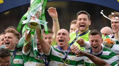 Celtic-Kapitän Scott Brown reckt den schottischen Pokal in die Höhe