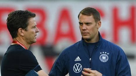 Oliver Bierhoff im Gespräch mit Torhüter Manuel Neuer