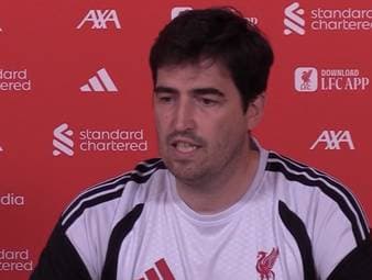 Andoni Iraola wünscht sich nach seiner Vorstellung als neuer Liverpool-Trainer weitere Verstärkungen. Der Spanier erklärt, warum der Kader aus seiner Sicht noch nicht komplett ist.
