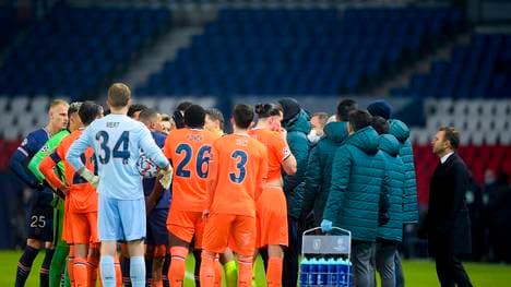 Mindestens eine weitere Person hat sich bei der Partie zwischen PSG und Basaksehir im Ton vergriffen