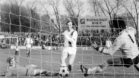 Bielefelds Gerd Roggensack erzielte das einzige Tor im Skandalspiel zwischen Schalke und Arminia