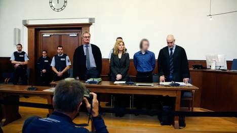 Sergei W (2.v.r.) wird angeklagt, die Explosionen am BVB-Bus herbeigeführt zu haben