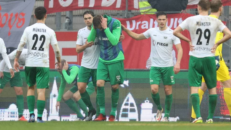 Das Spiel zwischen Rot-Weiss Essen und Preußen Münster in der Regionalliga West wurde nach einem Böllerwurf abgebrochen