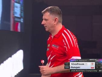 Luke Woodhouse verliert das zweite Leg im dritten Satz gegen Krzysztof Ratajski, obwohl er acht perfekte Darts spielt.