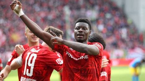 Ragnar Ache bejubelt ein Tor des FCK