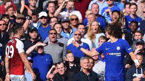 David Luiz (r.) fliegt im Spiel gegen den FC Arsenal vom Platz
