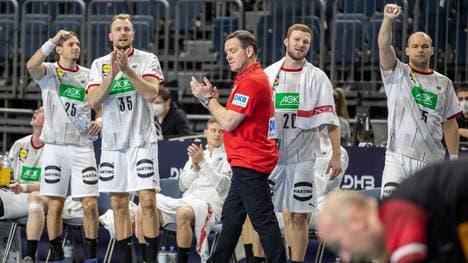 Bundestrainer Alfred Gislason (M.) war mit dem Auftritt seines Teams gegen Österreich zufrieden