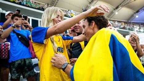 Armand Duplantis feiert mit seiner Freundin Desiré Inglander