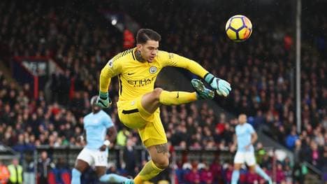 Keeper Ederson of Manchester City kann den Ball sehr weit abschlagen